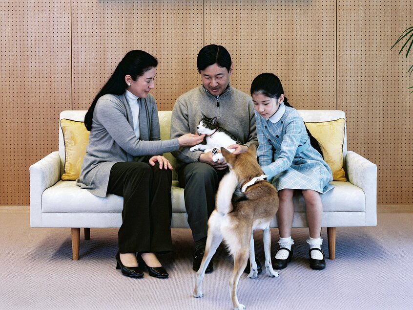 51歳の誕生日を迎える天皇陛下(当時、皇太子)と雅子さま、愛子さま。新たに家族になった猫に、由莉も興味津々=2011年、宮内庁提供