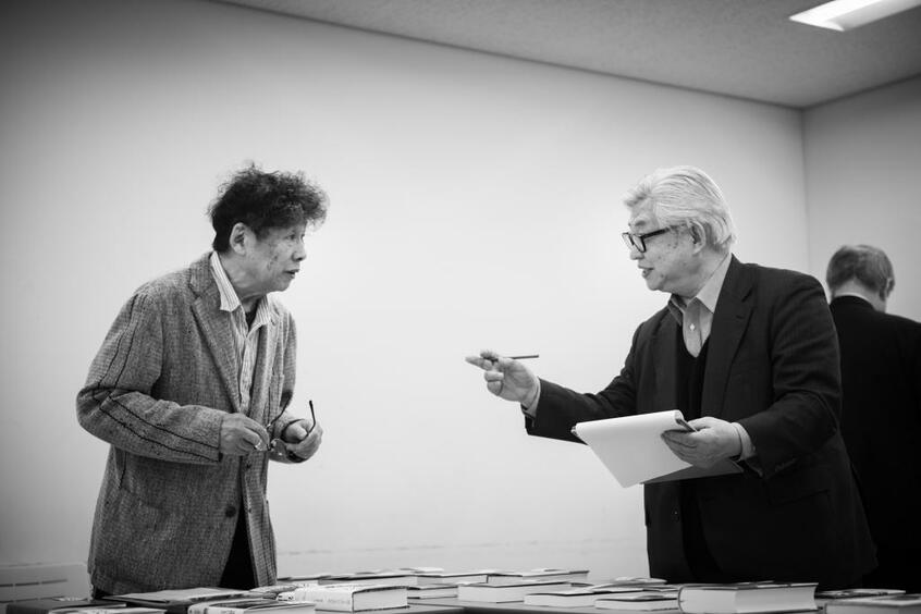 2009年から朝日新聞の書評委員を務める。月に2回の委員会にも極力出席する。画家の横尾忠則(左)や哲学者の柄谷行人らとは「長老組」として親交を深める(撮影/葛西亜理沙)
<br />