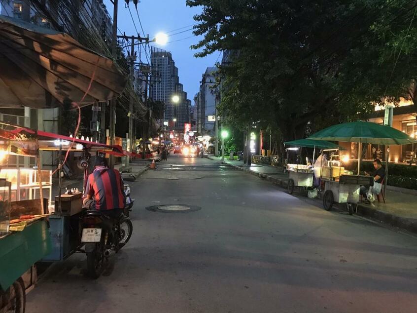 暗いバンコクのソイ・ナナ。街で働いていたタイ人の多くは田舎に帰ったという(撮影・山内茂一)