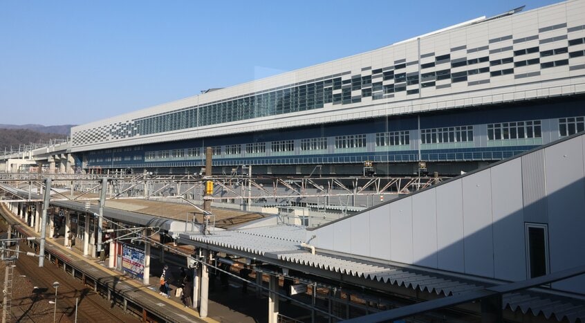 JR敦賀駅。高さ37メートルで、新幹線の駅では日本一の建物の高さとなった。奥が新幹線ホームで、手前は在来線のホーム