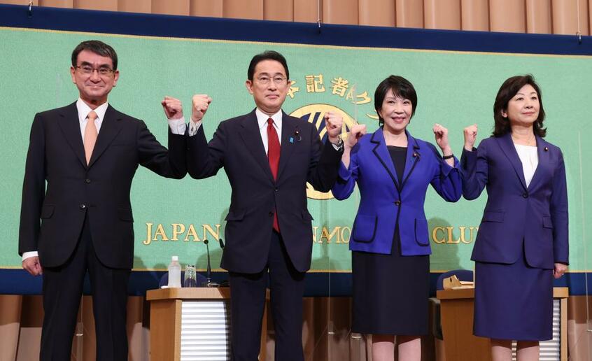 (左から)河野太郎ワクチン担当相、岸田文雄前政調会長、高市早苗前総務相、野田聖子幹事長代行(C)朝日新聞社
