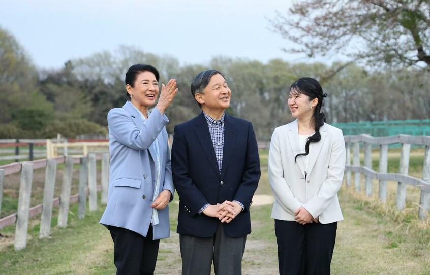 御料牧場を散策する天皇、皇后両陛下と長女愛子さま=2023年4月5日、栃木県高根沢町