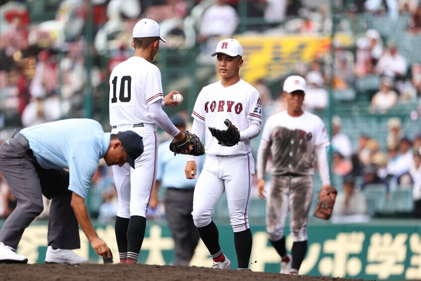 広陵の投手交代。山口から高尾へ(撮影/写真映像部・松永卓也)