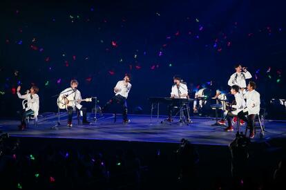8月10日「ジャニーズWEST 1st DOME TOUR 2022 TO BE KANSAI COLOR -翔べ関西から-」東京ドーム公演初日公演。重岡大毅が作詞作曲した「間違っちゃいない。」を情感たっぷりに歌い上げるジャニーズWESTのメンバー(撮影=小黒冴夏)