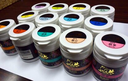 イスクラ産業が開発したイヌ・ネコ専用の漢方処方。用途別に13種類を販売している(撮影/大野洋介)