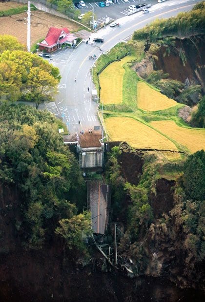 阿蘇大橋が崩落し、途切れた国道３２５号　（ｃ）朝日新聞社