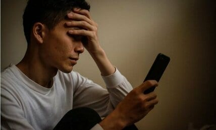 30代男性「なんて卑怯な国なんだ！」 戦禍のニュースに憤激し…スマホで「ドゥームスクローリング」に沼るワケ