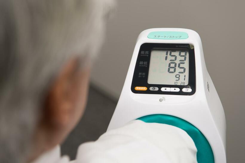 テルモ東京オフィスにある血圧計で、血圧を測定するのが村越正英さんの日課だ。上は１６０～１００ぐらいの幅で変動する。血圧が高い日は食事や行動に気をつける。この日は高めだった（撮影／写真部・掛祥葉子）