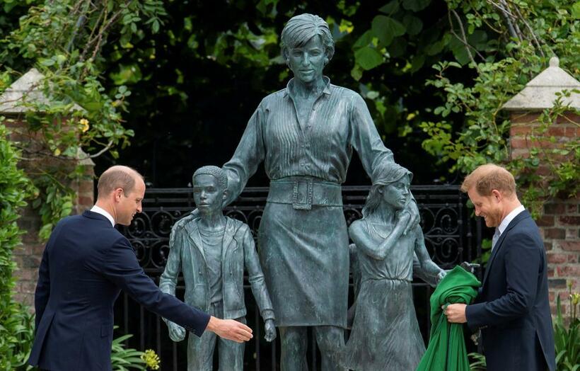 ダイアナ元妃生誕６０周年にあたりケンジントン宮殿であった銅像の除幕式に出席した王子２人(2021年7月1日、ロイター／アフロ)
