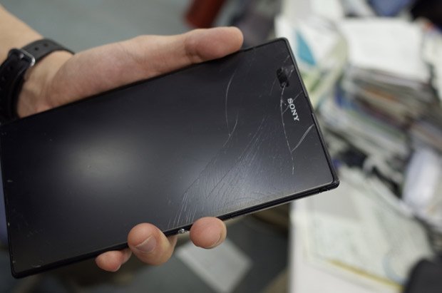 男性が持っていた「Xperia Z ultra」の惨状