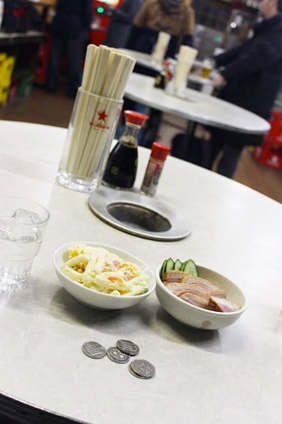 １００円玉を用意して、好きな酒とつまみを好きなだけ。両替もしてもらえるのでご心配なく