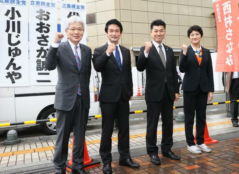 立憲民主党代表選の街頭演説前、写真撮影に応じる（左から）逢坂誠二氏、小川淳也氏、泉健太氏、西村智奈美氏／１１月２３日、福岡・天神