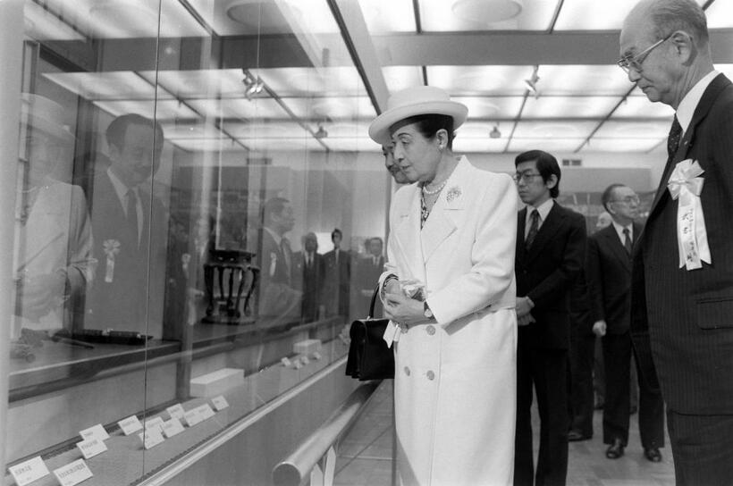 1988年、東京・日本橋で日本の美「かざりの世界」展を鑑賞する高松宮妃喜久子さま。　（ｃ）朝日新聞社