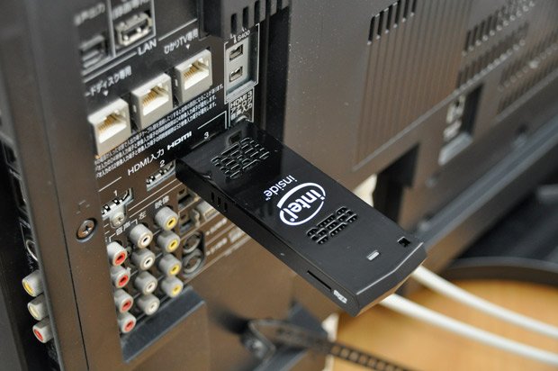 背面のHDMI端子に接続。横幅があるので、隣の端子のケーブルと接触する場合はHDMI延長ケーブルを使用する