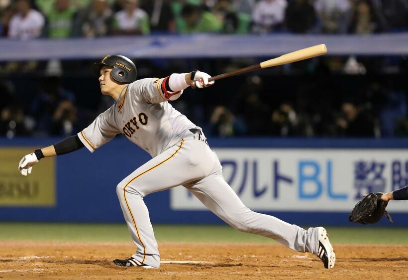 昨年のＣＳ第１ステージで本塁打を放つ巨人の坂本勇人　（ｃ）朝日新聞社