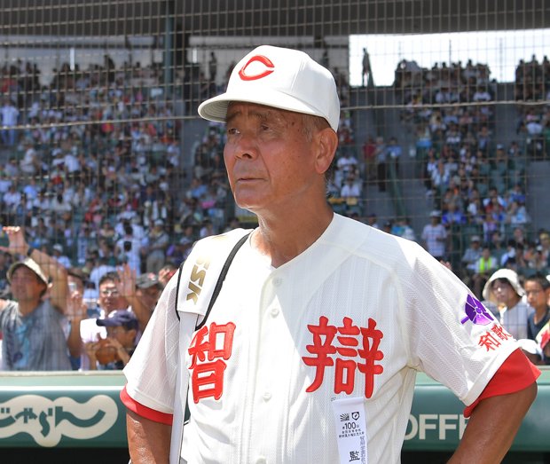 甲子園での激闘を終えて、グラウンドを見つめる智弁和歌山・高嶋仁監督（当時）（ｃ）朝日新聞社　