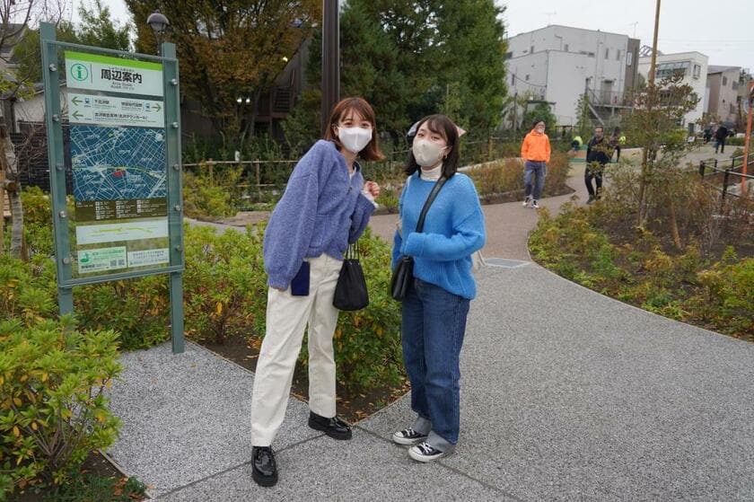 シモキタ雨庭広場。ロケ地巡りに来ていた女性2人は、ドラマで紬がよく着ているブルー系のニットを着ていた（撮影/上田耕司）
