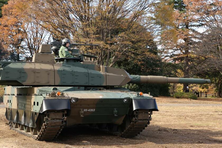 部隊視察で陸上自衛隊の10式戦車に乗車する岸田文雄首相（代表撮影）