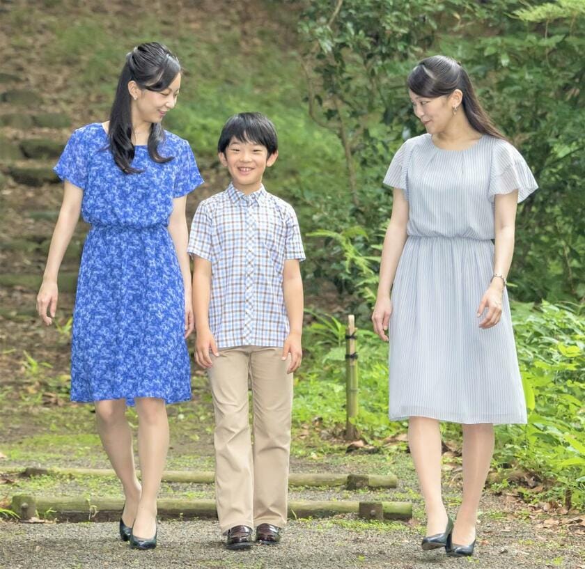 佳子さま、眞子さんの2人の姉と並び、笑顔を見せる悠仁さま（宮内庁提供）