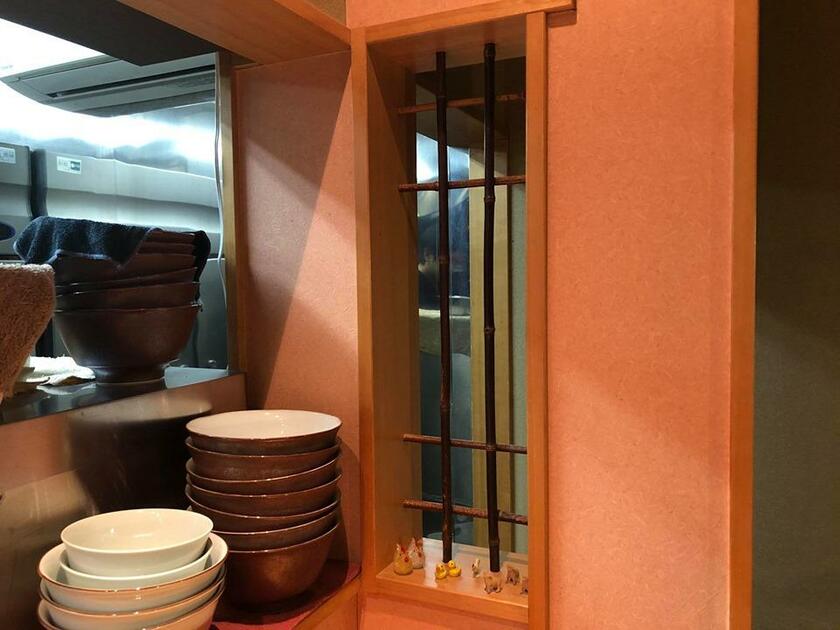 竹の格子は祖父が経営した伊豆の旅館にあったものを再現した（筆者撮影）