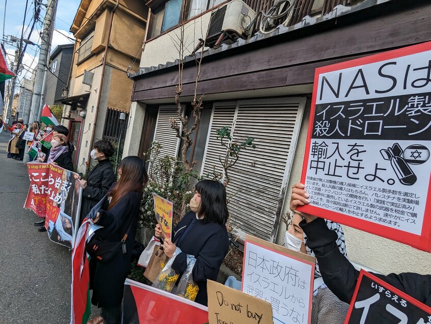 イスラエル製の無人攻撃機を導入する商社前で行われた抗議行動。「イスラエル製殺人ドローンを輸入するな」と訴えた(写真:杉原浩司さん提供)