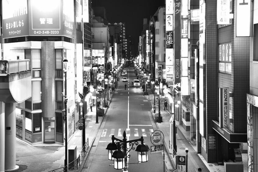 主人公の小森優真は空腹を抱えて町をさまよい、「理想の家族」が住む家に潜り込む。そこで小さなピンクのソックスを盗み出す……(撮影/写真部・東川哲也)