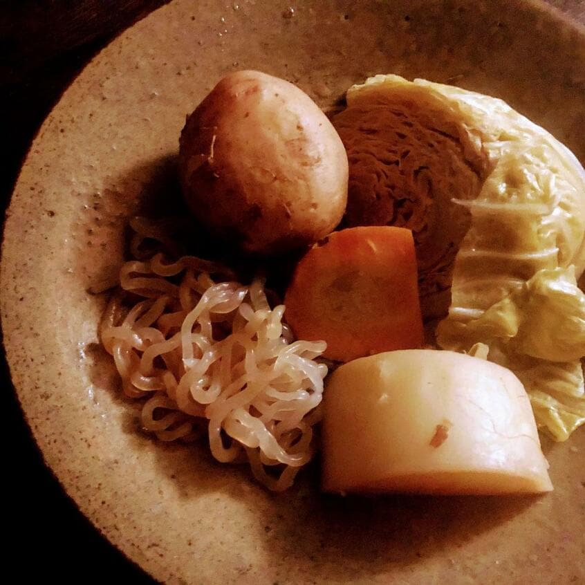 取り寄せた野菜でポトフを作ろうとしたが余った白滝を入れたらおでんにしか見えず(写真:本人提供)
