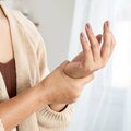 「関節リウマチ」が1:4の割合で女性に多いのはなぜ? 専門医の答えは? 環境的な要因に喫煙や歯周病