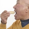 餅がのどに詰まったら… 救急医「手を入れて取るのは絶対やめて」 窒息死防ぐ正しい処置は?【イラスト解説】