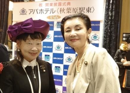 左からアパホテルの元谷芙美子社長と日本維新の会の石井苗子参院議員（提供）