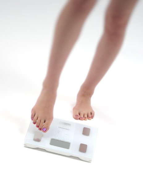 体重計に乗って、少しの増減に一喜一憂してしまう人は多い。そのストレスが、過食や肌荒れなどにつながる（撮影／写真部・外山俊樹）