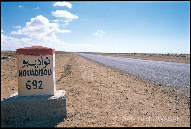 サハラ沙漠の西端、西サハラ。海岸沿いを南北に走る幹線道沿いでは、延々と半沙漠の景色が続く（ブジュドゥル近郊・西サハラ　2001年／Boujdour,West Sahara 2001）