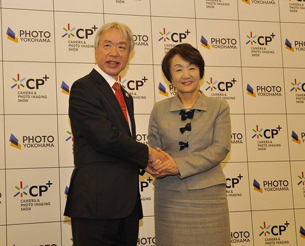 握手を交わす笹宏行・カメラ映像機器工業会代表理事会長（左）と林文子・横浜市長（右）