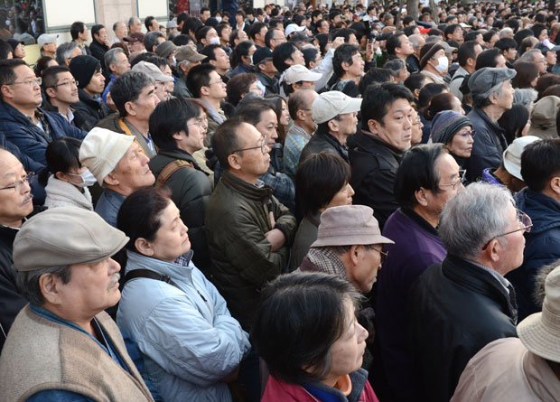 野田首相の演説を聞く聴衆。この3年余りの民主党政治への評価が問われる=11月25日、大阪府茨木市　（c）朝日新聞社　＠＠写禁