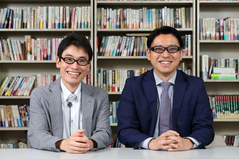 京都大学大学院特定准教授でコラムニストの大塚篤司医師（右）と医師で作家の夏川草介さん（左）。二人は大学の同期で、大学卒業以来となる再会を果たした（撮影／倉田貴志）