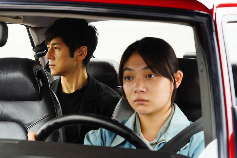 演出家で俳優の家福（西島秀俊）は、寡黙なドライバーのみさき（三浦透子）と出会う。アカデミー賞にノミネートされてから上映館が増え、全国でロングラン上映中　（ｃ）2021「ドライブ・マイ・カー」製作委員会