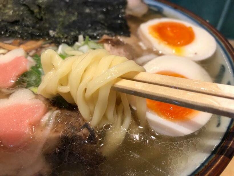 「はるちゃんラーメン」のラーメンには、店主の野口さんの美学とこだわりが感じられる、ちゃん系の中でもオリジナリティの強い店（筆者撮影）