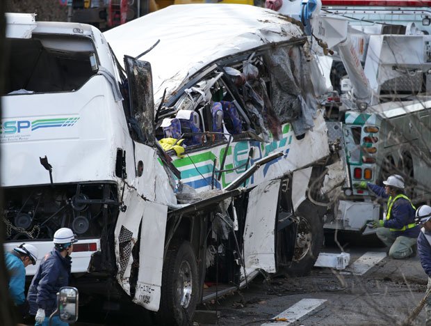 事故で大破したバス　（ｃ）朝日新聞社