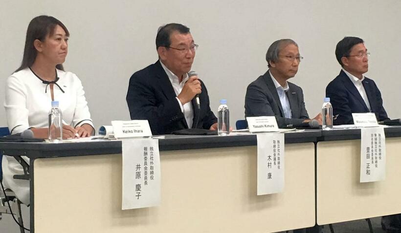 会見した日産自動車の木村康・取締役会議長ら経営陣＝撮影・羽富宏文