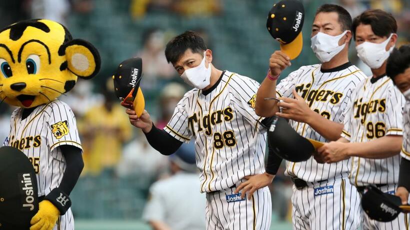 試合後にファンにあいさつをする阪神の矢野監督（中央）　（ｃ）朝日新聞社