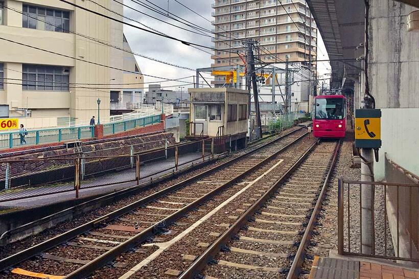 現在の王子駅前停留所。JR東北新幹線の高架線が上空を覆い、治水工事された石神井川畔にも昔日の面影はない（撮影／諸河久：2019年4月25日）