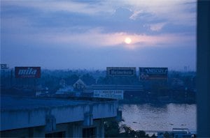 落語界への入門が同期の立川志の輔さんとは仲がいい。ベトナムを旅したときのホーチミン市でのスナップ。上は、東南アジア特有の強い日差しの中で人や商品など屋台の雰囲気が見事に描写されている。下は、ホテルから撮った夕景。夕日とサイゴン川、遠くにかすむ風景が美しい。コンタックスT2で撮影