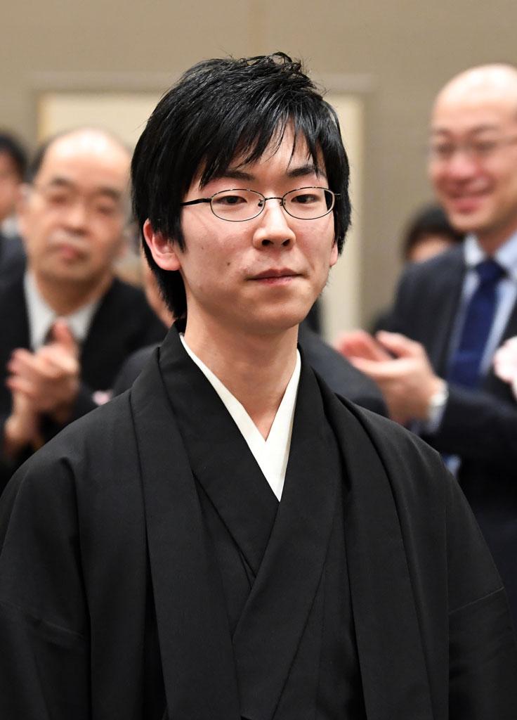 第４４期囲碁名人戦就位式に臨み、拍手で迎えられる芝野虎丸名人　（ｃ）朝日新聞社