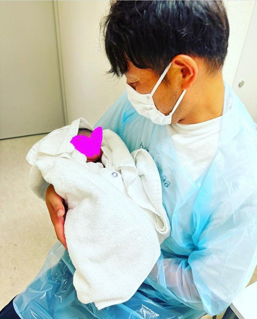 産まれたばかりの第4子を抱っこする岩隈さん（インスタグラムより）