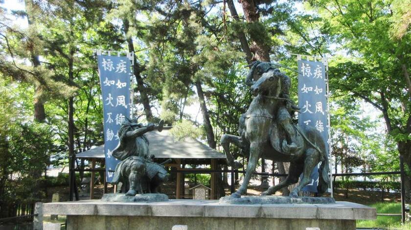 川中島古戦場八幡社の境内にある「武田信玄と上杉謙信の一騎討ち像」