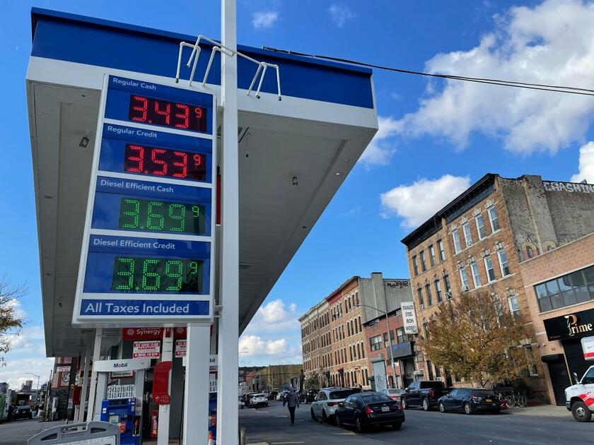 長年、1ガロン2ドル台だったガソリンも3ドルを超えている。ニューヨーク市内で（撮影／津山恵子）