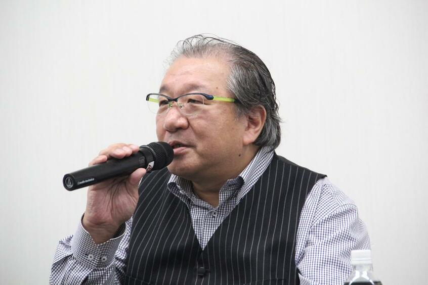会見を仕切ったものの詳細を明らかにすることなく、ジョークまで飛ばした勇気氏の事務所・藤野康治社長(撮影/福井しほ)