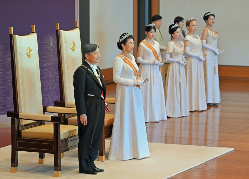 「新年祝賀の儀」で、各国の駐日大使らからあいさつを受ける天皇、皇后両陛下、愛子さまと皇族方=24年1月1日午後0時4分、皇居・宮殿「松の間」 代表撮影