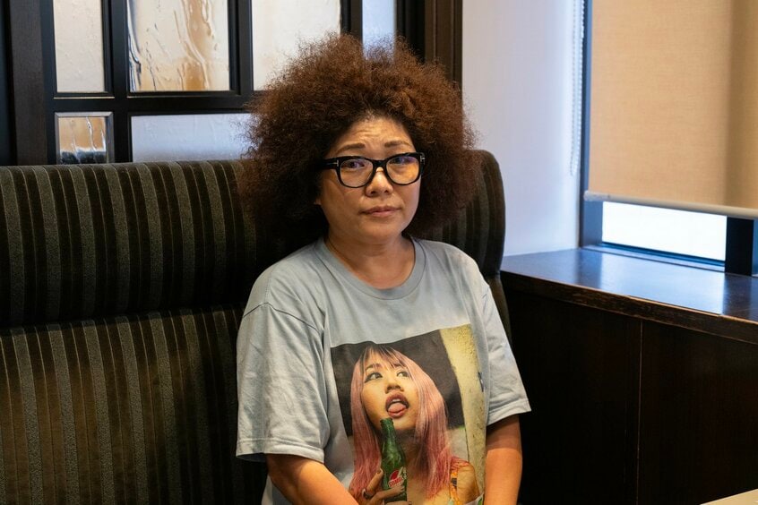 取材中、カメラを向けられた響子さんは不安そうな顔を見せた。「少しでも笑うと『娘の死が悲しくないのか』とバッシングを受けるので、どんな顔をしていいのか分からなくて」（撮影／工藤隆太郎）