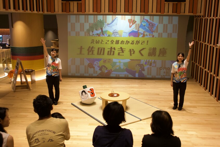 スライドや映像も交えながらOMOレンジャーが高知の宴会文化について語る「おきゃく講座」
